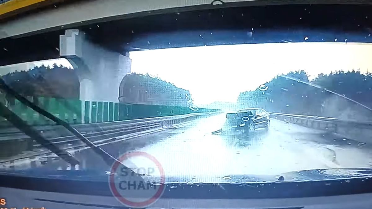 Kierowca nie opanował samochodu na mokrej nawierzchni