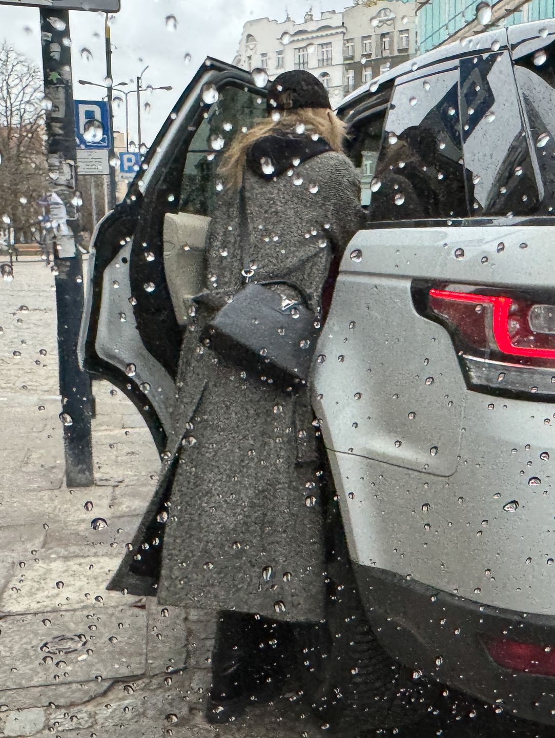 Beata Ścibakówna parkuje w niedozwolonym miejscu