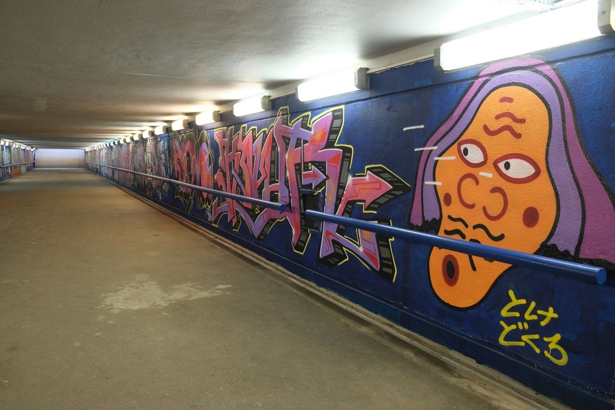 Graffiti w podziemnym tunelu przystanku Lublin Północny