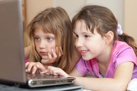 „Dorastając online”, czyli jak zapewnić dziecku bezpieczeństwo w Internecie