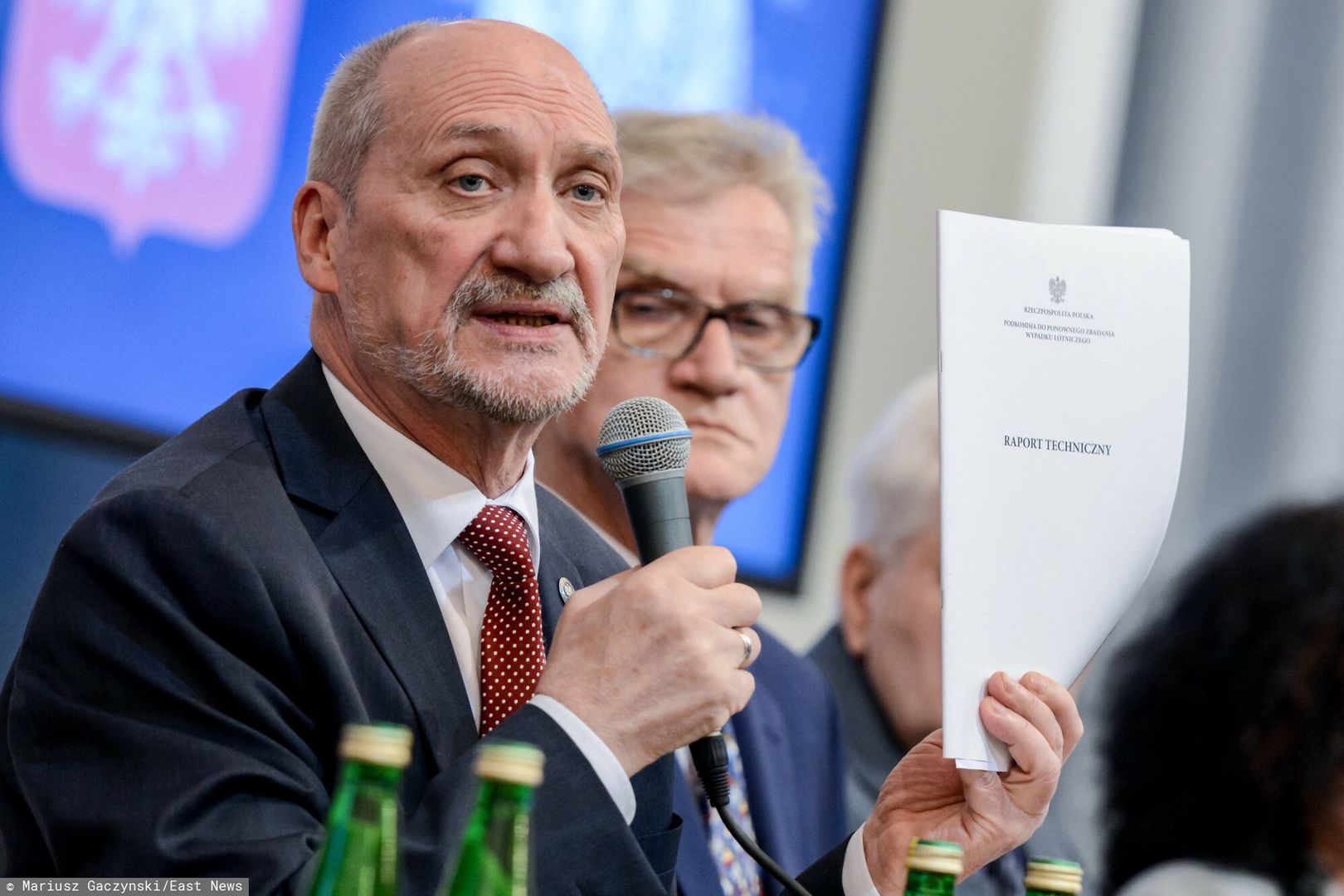 Prezentacja raportu technicznego podkomisji smole?skiej
Fot. Mariusz Gaczynski / East News Warszawa, Mokotow, 11.04.2018 Prezentacja raportu technicznego Podkomisji  do Ponownego Zbadania Katastrofy Lotniczej pod Smolenskiem. n/z od lewej Antoni Macierewicz przewodniczacy Podkomisji do Ponownego Zbadania Katastrofy Lotniczej pod Smolenskiem i Kazimierz Nowaczyk zastepca przewodniczacego Podkomisji
MARIUSZ GACZYNSKI