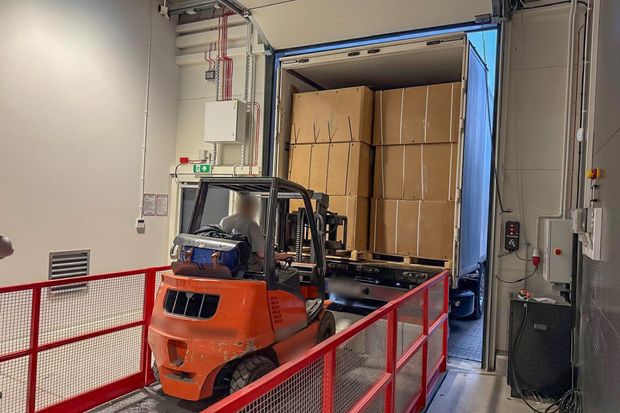 Ponad 15 ton nielegalnego tytoniu i 88 tys. papierosów. Służby uderzyły w magazyn pod Włocławkiem – straty Skarbu Państwa mogły sięgnąć 26 mln zł