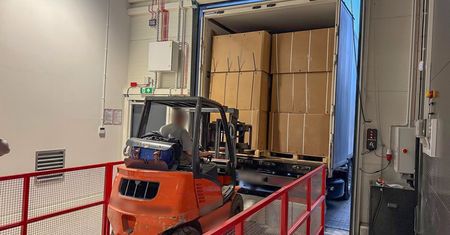 Ponad 15 ton nielegalnego tytoniu i 88 tys. papierosów. Służby uderzyły w magazyn pod Włocławkiem – straty Skarbu Państwa mogły sięgnąć 26 mln zł
