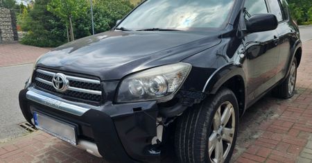 Skarbówka wyprzedaje auta. Wśród nich kultowa toyota za 8 tys. zł