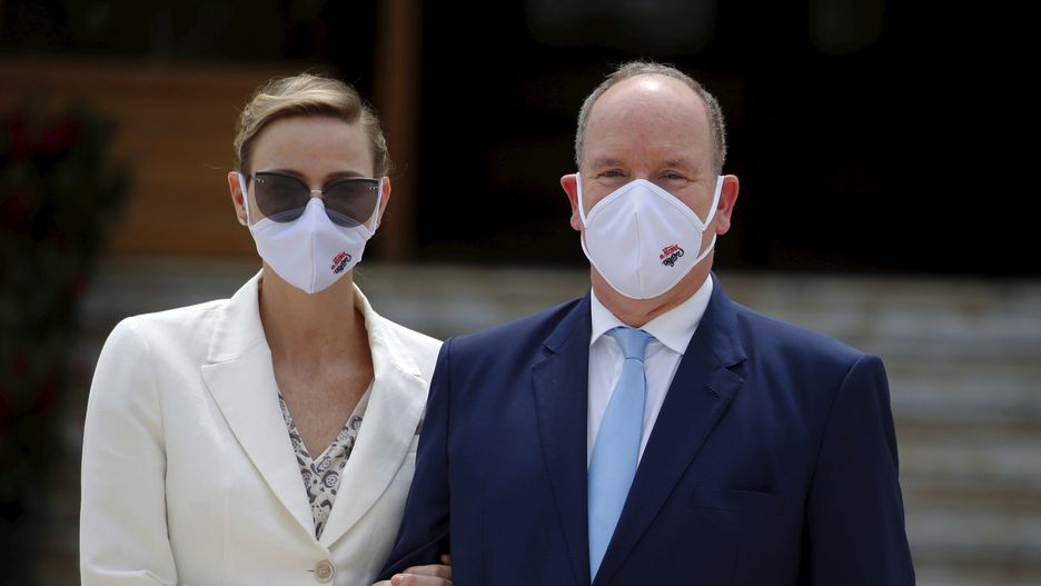 Książę i księżna Monako w maseczkach