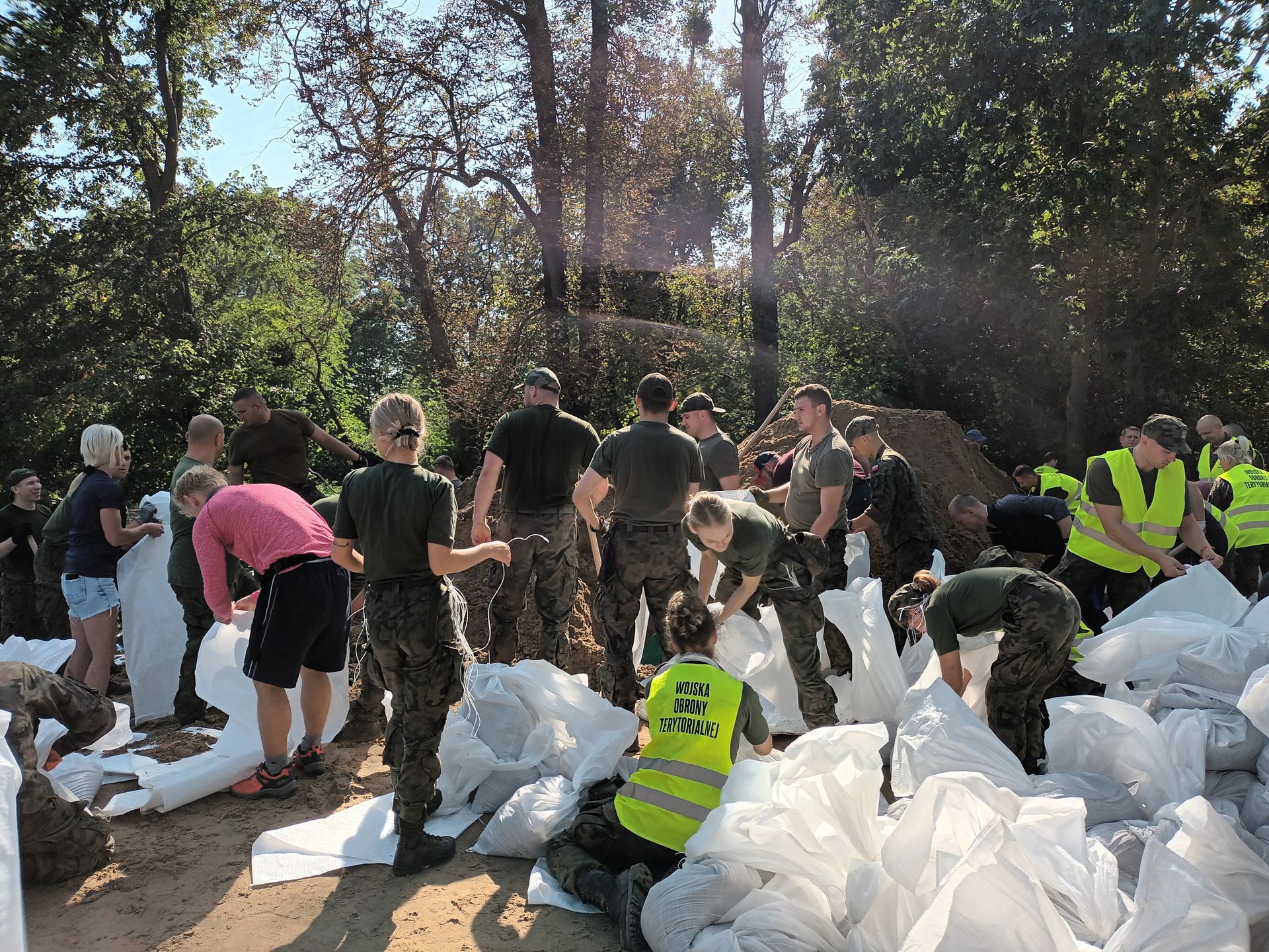 Żołnierze budowali wał na Marszowicach