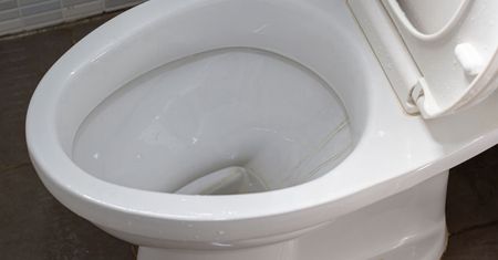 Nigdy nie wylewaj do WC. Kanalizacja przestanie działać