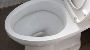 Nigdy nie wylewaj do WC. Kanalizacja przestanie działać