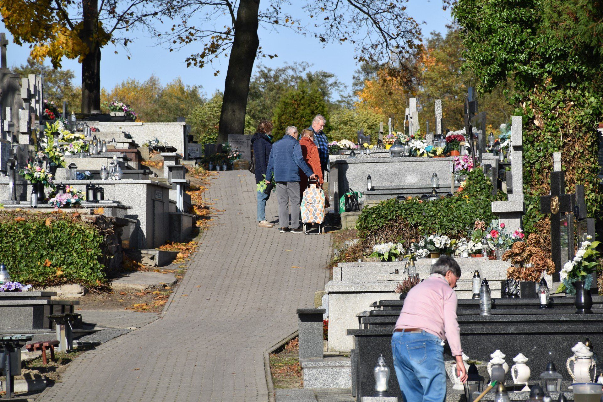 W środę, 29 pogoda dopisała. Kaliszanie wykorzystali ten dzień tuż przed Wszystkimi Świętymi, aby posprzątać groby swoich bliskich