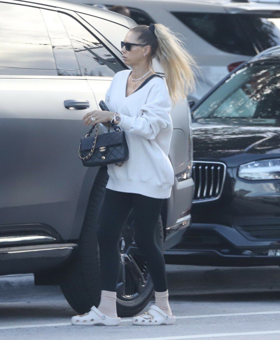 Ciężarna Anna Kournikova maszeruje z synem na zajęcia karate