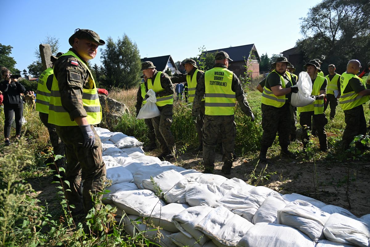 Policja walczy z fałszywymi informacjami. "Za to grozi więzienie"