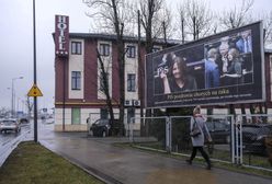 Staną nowe billboardy z nieparlamentarnym gestem Joanny Lichockiej. "Prawdziwe oblicze polityków PiS"