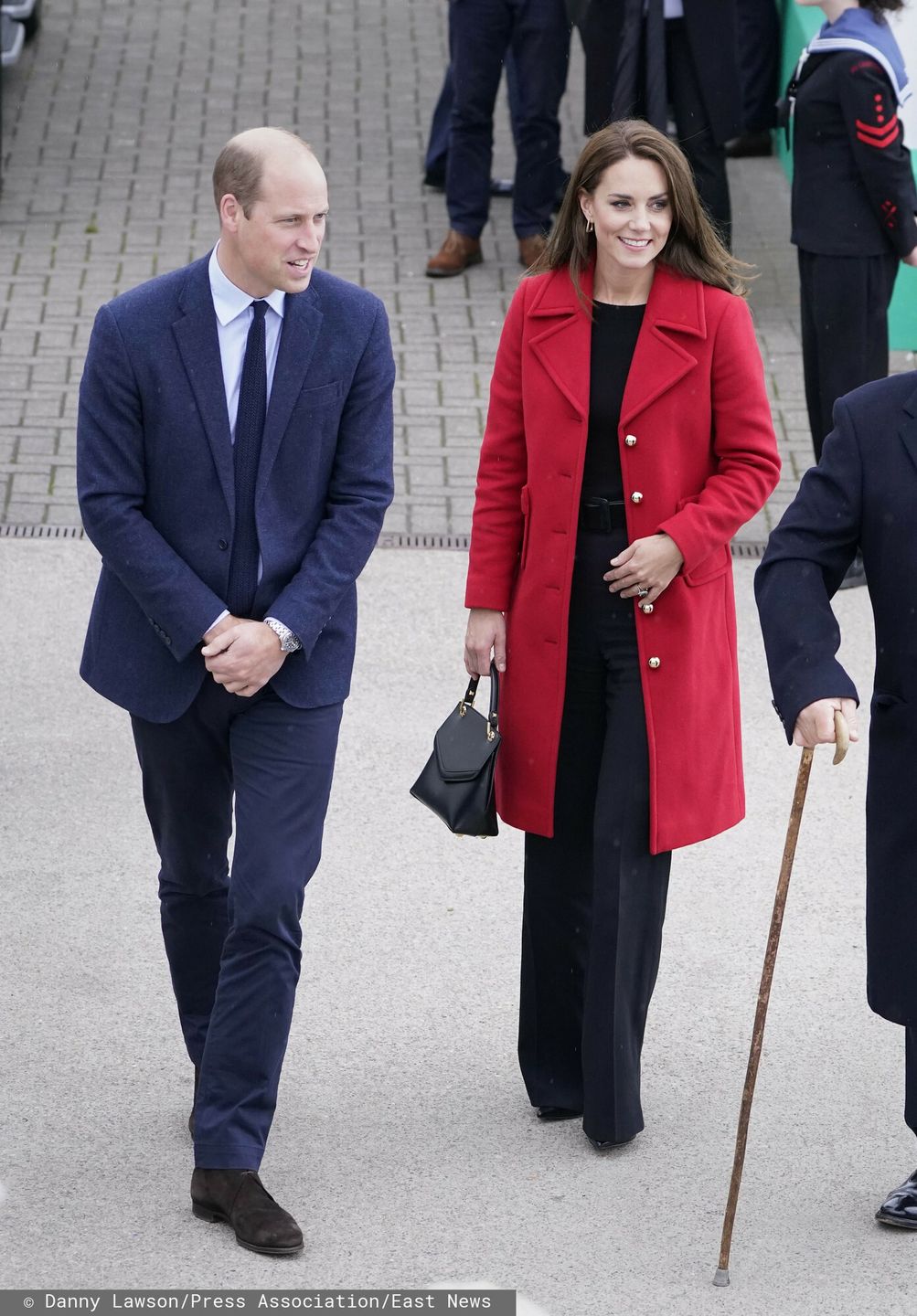 Radosna Kate Middleton w czerwonym płaszczu za 3 tysiące odwiedza Walię z księciem Williamem