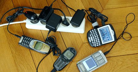Ładowanie telefonu w nocy. Kto przyznaje się do tego nawyku?