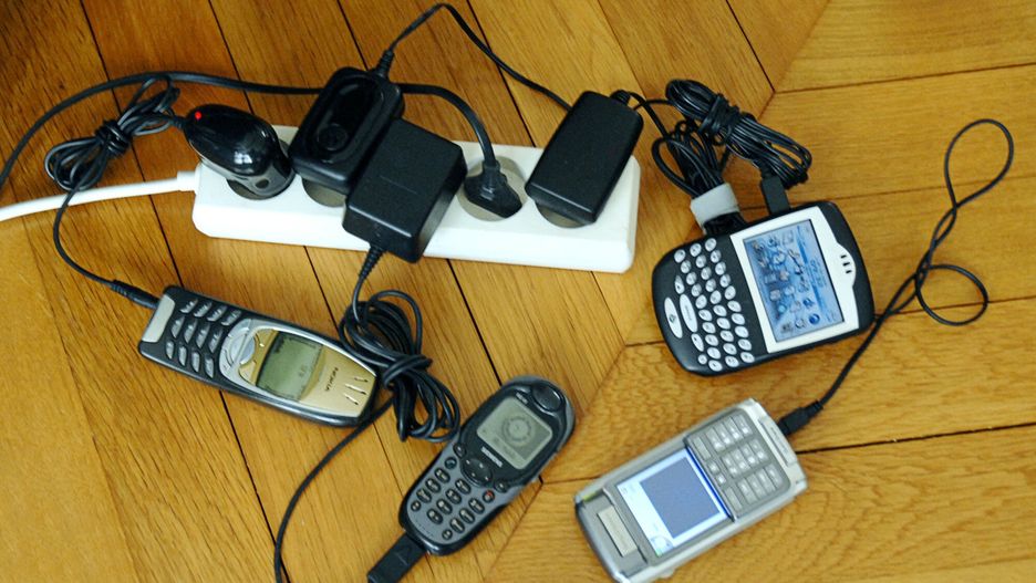 Podłączenie telefonu komórkowego na wiele godzin do gniazdka nie jest opcją oszczędnościową