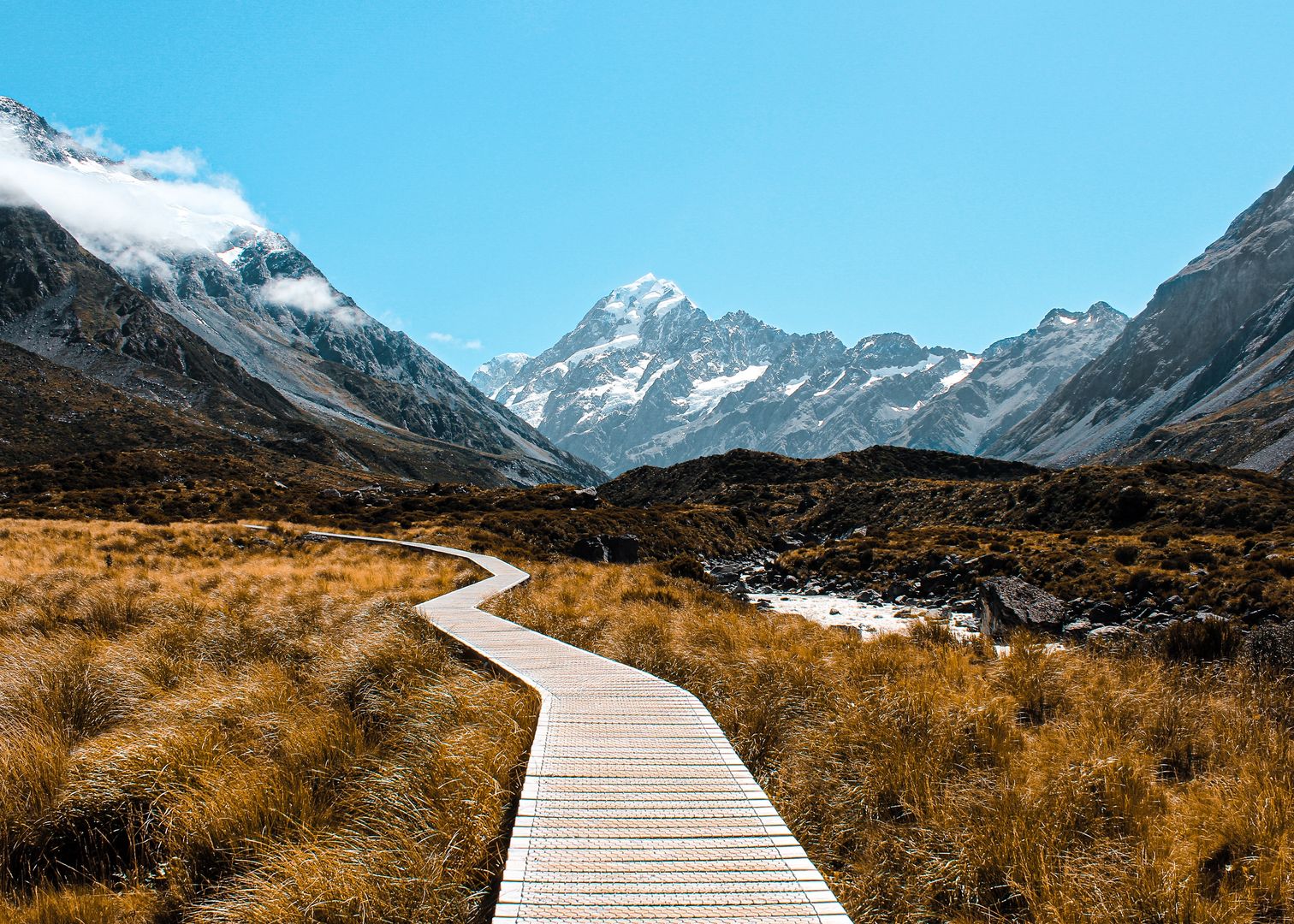 Ścieżka przez podmokłe tereny w rejonie Mount Cook 