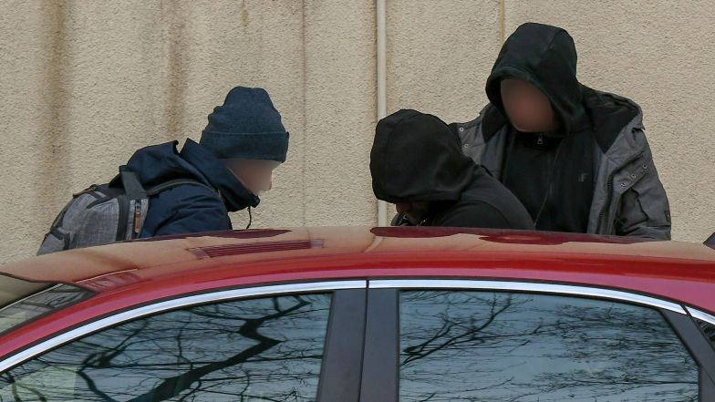 Emil S. wyprowadzony z prokuratury w kajdankach