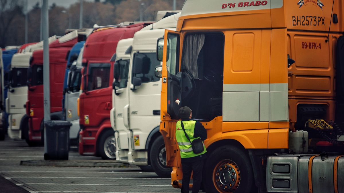 LUBLIN VOIVODESHIP, POLAND - NOVEMBER 19: Ukrainian trucks sit blocked by Polish protesters near the Polish Ukrainian border crossing on November 19, 2023 in Lublin Voivodeship, Poland. Polish truck drivers continue to block the main Polish-Ukrainian border crossing points for freight traffic - Hrebenne, Dorohusk and Korczowa. The key demand of Polish protesters is to bring back the system of issuing permits for Ukrainian carriers to work in the EU. Due to the strike, about 2,900 Ukrainian trucks, including trucks with humanitarian aid and fuel tanker trucks, are waiting at the border with Ukraine as of November 19. (Photo by Yan Dobronosov/Global Images Ukraine via Getty Images)