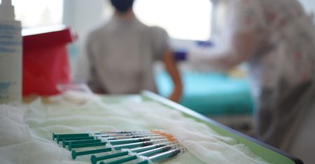 Szczepionki na koronawirusa "wątpliwe moralnie"? Biskupi podzieleni