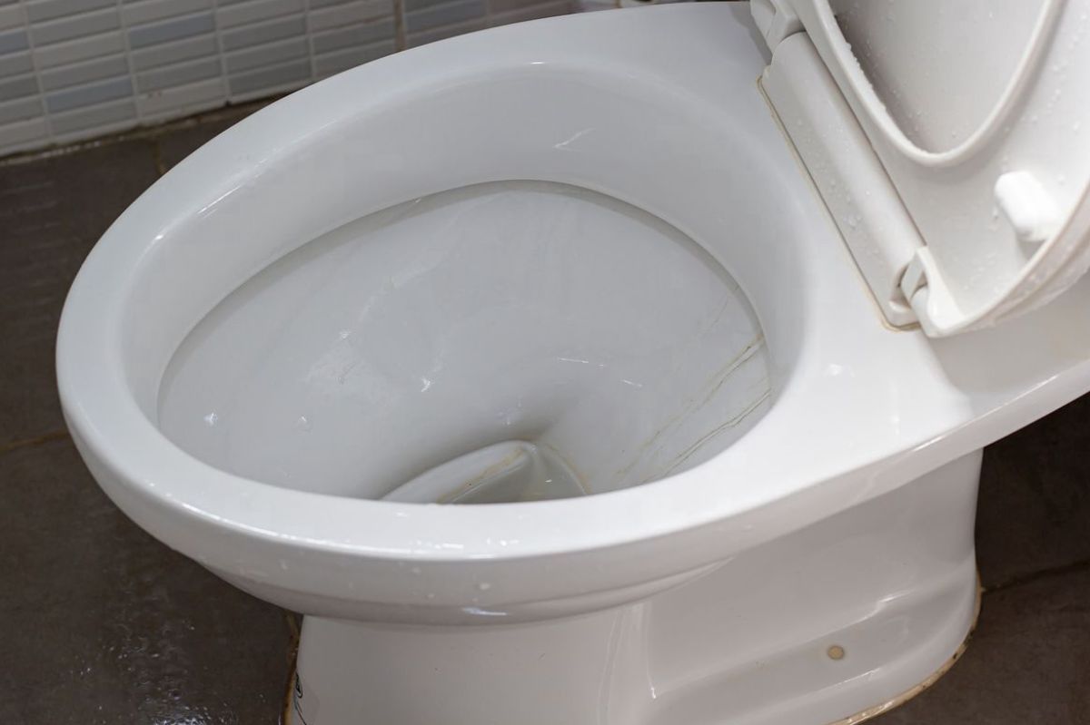 Spryskaj tym brudną muszlę. Toaleta będzie lśnić jak w hotelu