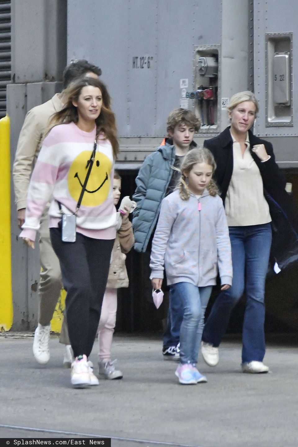 Blake Lively i Ryan Reynolds na rodzinnym spacerze