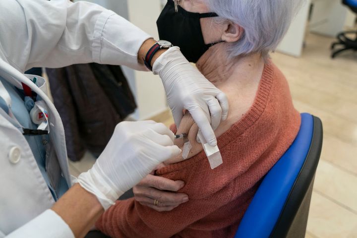 Szczepionki wytwarzają słabszą odpowiedź u seniorów