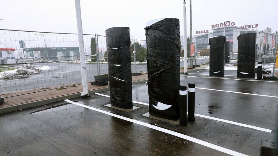 Legnica: Powstaje jedna z największych w Polsce stacji do szybkiego ładowania aut elektrycznych Tesla Supercharger. Będzie 12 stanowisk