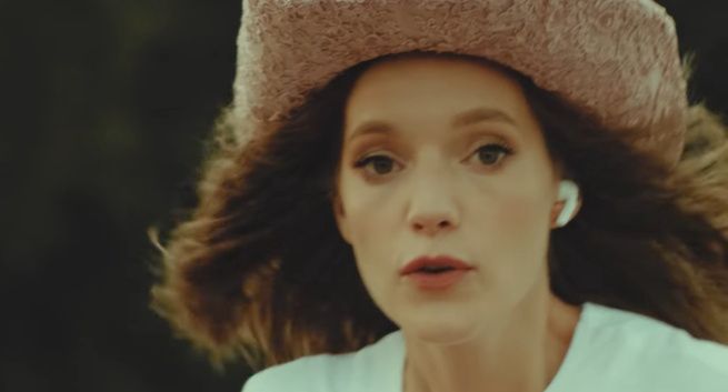 Kupujemy albumy polskich artystów, ale w radiu królują zagraniczni. W stacjach radiowych hitem „Flowers” Miley Cyrus