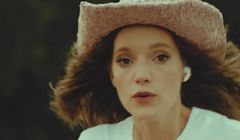 Kupujemy albumy polskich artystów, ale w radiu królują zagraniczni. W stacjach radiowych hitem „Flowers” Miley Cyrus