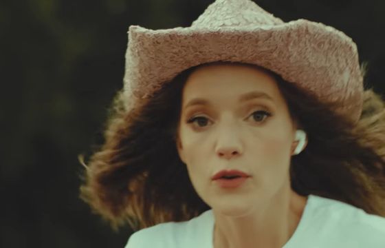 Kupujemy albumy polskich artystów, ale w radiu królują zagraniczni. W stacjach radiowych hitem „Flowers” Miley Cyrus