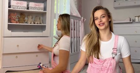 Karolina Pisarek pokazała luksusowy pokój dla córki, która już niebawem przyjdzie na świat: baldachim, różowe tapety i wielka żyrafa (ZDJĘCIA)