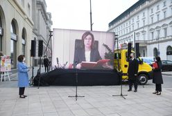 Kidawa–Błońska czytała konstytucję przed Pałacem Prezydenckim