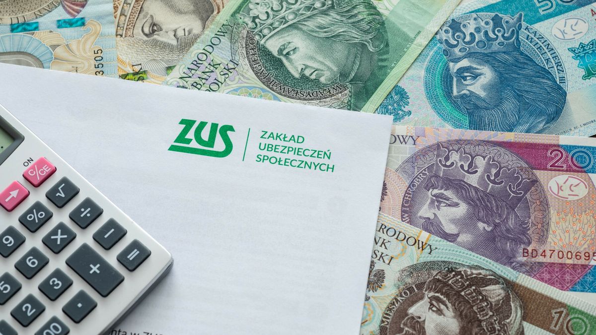 Stock Arkadiusz Zi�?ek
Fot. Arkadiusz Ziolek/East News.
n/z Napis ZUS i fragmenty polskich banknotow.
ARKADIUSZ ZIOLEK