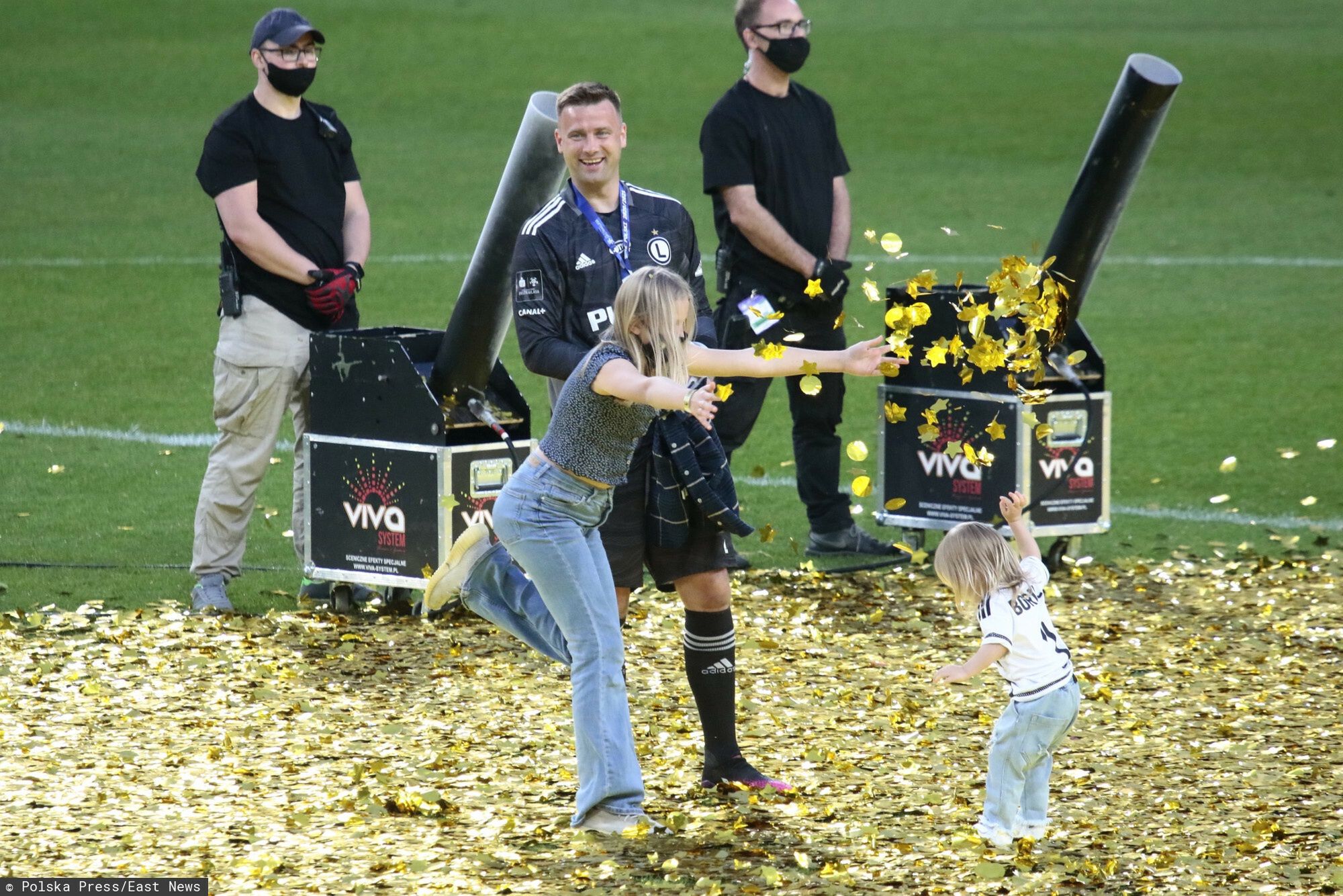 Artur Boruc z dziećmi na boisku po wygranym meczu Legii