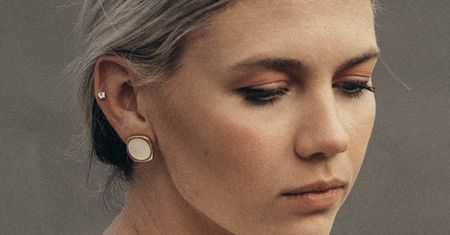 Helix, czyli kolczyk w chrząstce. Co musisz wiedzieć o tym piercingu?