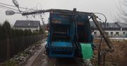 Mazowieckie. Betonowy słup przewrócił się na śmieciarkę, którą jechały dwie osoby