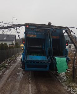 Mazowieckie. Betonowy słup przewrócił się na śmieciarkę, którą jechały dwie osoby