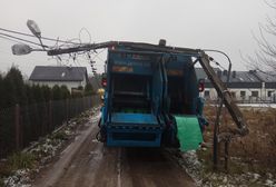 Mazowieckie. Betonowy słup przewrócił się na śmieciarkę, którą jechały dwie osoby