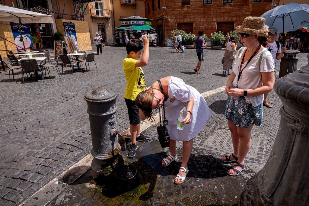 Turyści wszędzie szukają źródeł wody oraz cienia
