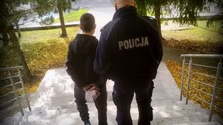 Bydgoszcz: 20-latek zamówił drogą paczkę, ale nie chciał płacić. Wraz z 16-letnim kolegą pobili kuriera