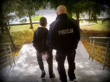 Bydgoszcz: 20-latek zamówił drogą paczkę, ale nie chciał płacić. Wraz z 16-letnim kolegą pobili kuriera
