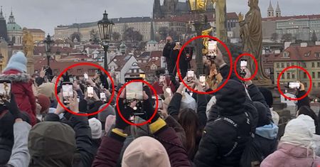 Wybrałam się do Pragi. Wszyscy patrzyli na jedno. "Fala ludzi z telefonami"