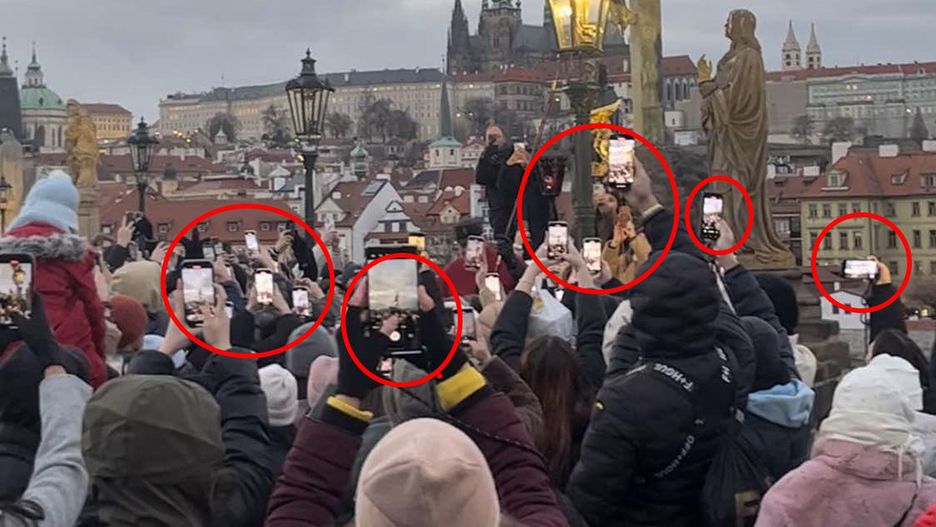 Tłum uwiecznia zapalanie latarni na Moście Karola