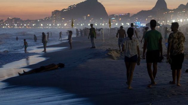 Brazylijczycy nocą szukają chłodu na plaży