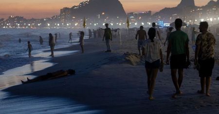 Brazylijczycy szturmują plaże nocą. Za dnia jest zbyt gorąco