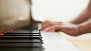 Poznań: Dzień fortepianu. Instrument w tramwaju i na ulicach miasta