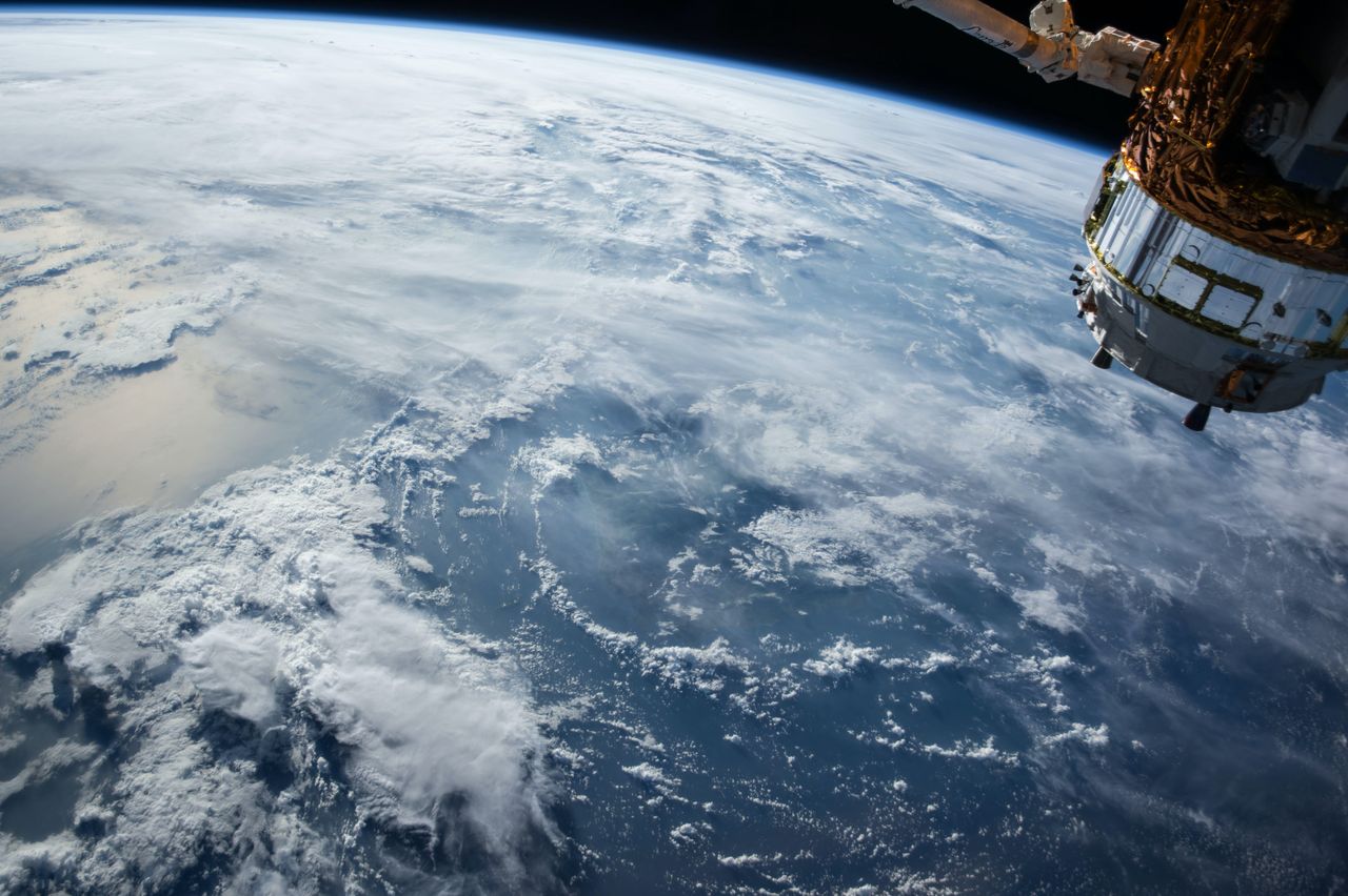 Satelita w kosmosie - zdjęcie ilustracyjne