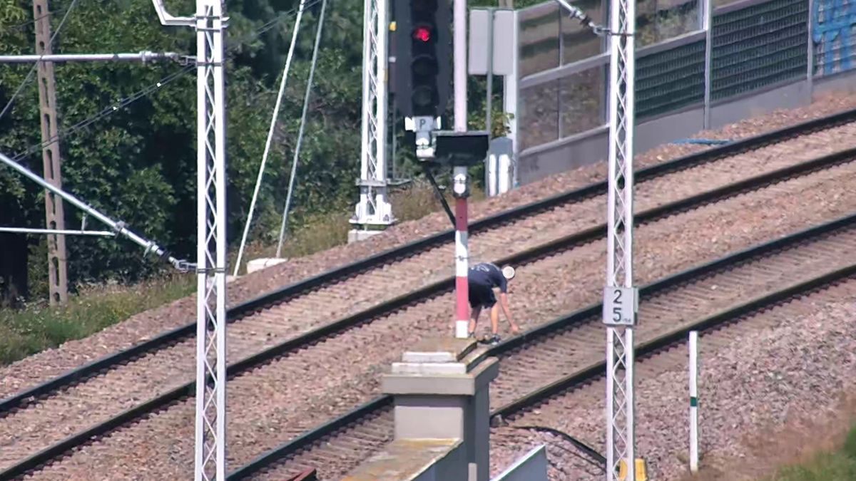 Układali kamienie na torach