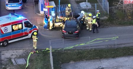 Kobieta zasłabła w czasie jazdy. Ford uderzył w butle z gazem