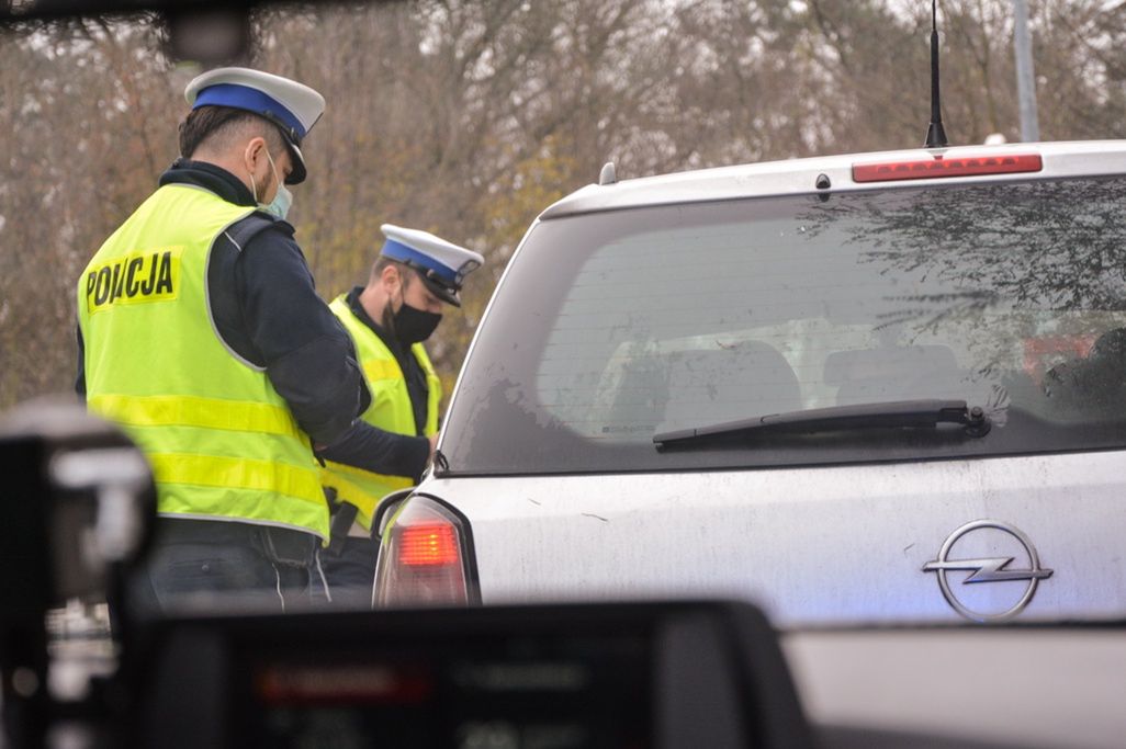 Wieruszów: Był pijany, poszukiwany i przewoził dzieci